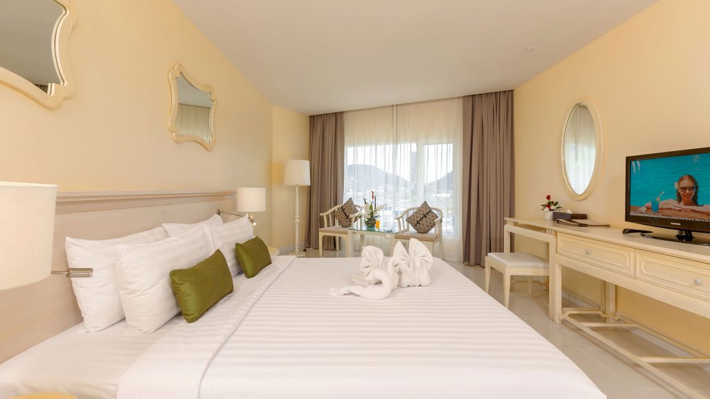 Hotel in Patong Andaman Embrace Patong features rooms overlooking the beautiful swimming pool